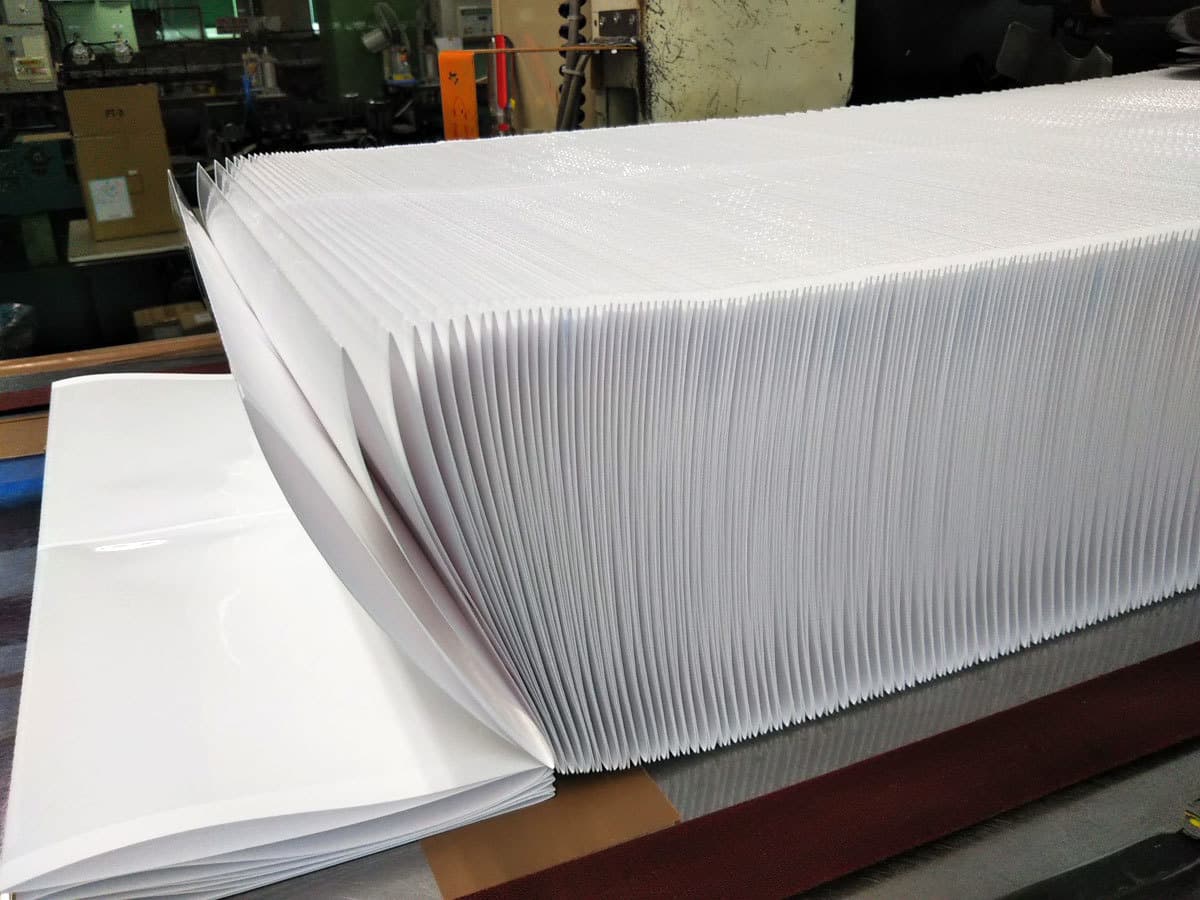 ピジョン株式会社がお届けする、ジャバラ式ポケット台紙の製造工程です。