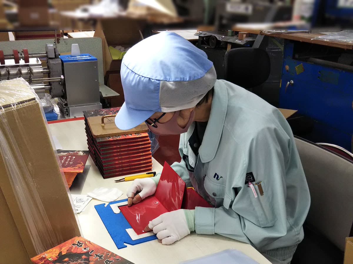 ピジョン株式会社がお届けする、ポケット御城印帳の製本工程です。